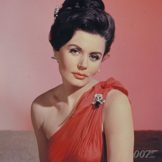 Twitter / @007 Eunice Gayson interpretou a personagem Sylvia Trench nos dois primeiros filmes da franquia '007'.