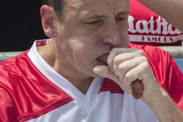 Mary Altaffer/AP Photo Joey Chestnut ganhou 11 das últimas 12 competições e quebrou seu próprio recorde inúmeras vezes