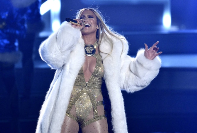 Chris Pizzello/Invision/AP Jennifer Lopez recebeu o prêmio 'Video Vanguard' no VMA