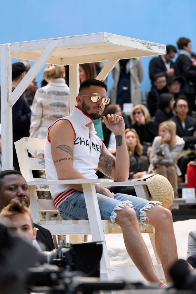 Bertrand Guay/AFP O modelo Baptiste Giabiconi fez as vezes de salva-vidas na apresentação