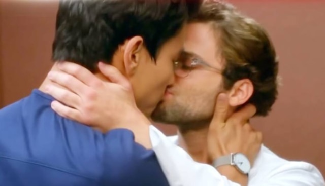 Reprodução de 'Grey's Anatomy' (2018) / ABC Personagens de Alex Landi e de Jake Borelli se beijam em 'Grey's Anatomy'.