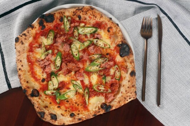 Milene Comelli Pizza do chef Victor Dimitrov para Leggera: molho de tomate queijo meia cura, quiabo, linguiças curada picante e fresca, limão cravo e pimenta-de-cheiro.