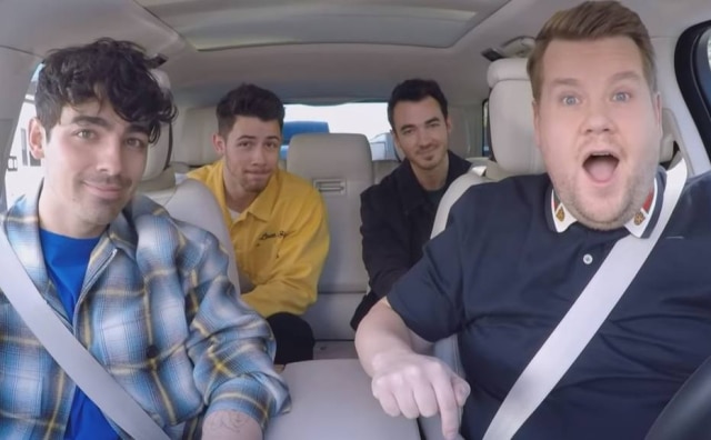 YouTube/JamesCorden O grupo Jonas Brothers e o apresentador James Corden durante o 'Carpool Karaoke'.