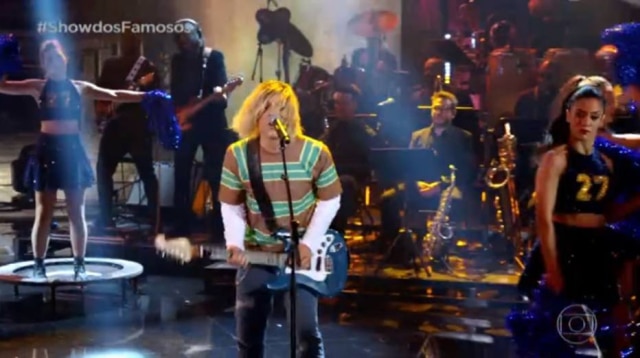 Reprodução de cena do programa 'Domingão do Faustão'/Globo Di Ferrero interpretando Kurt Cobain durante 'Show dos Famosos'.