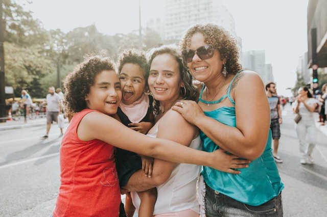 Juliana Pacheco / Mar de Algodão Da esquerda para a direita: Raíssa, Nicole, Michelle e Valdirene durante passeio na Avenida Paulista, em São Paulo. Família pretende aumentar em breve.