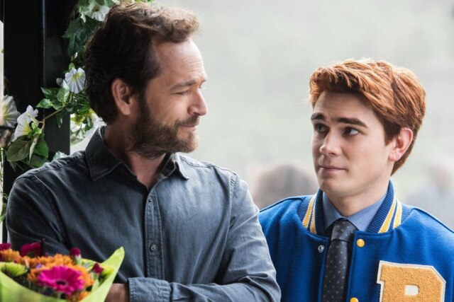 Dean Buscher/The CW Luke Perry e KJ Apa nos papeis de Fred e Archie Andrews em 'Riverdale'.