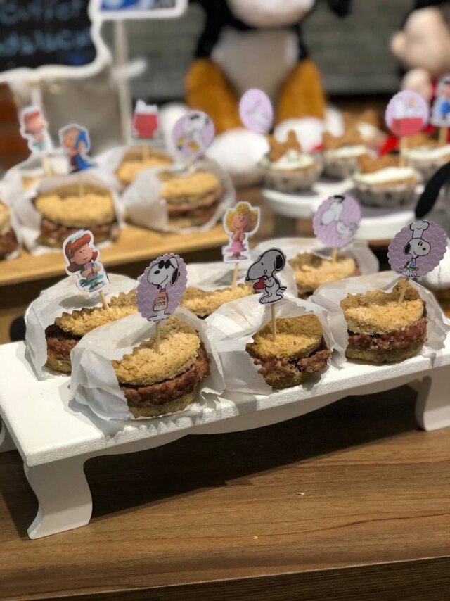 Cedida pelo Buffet Badalacão O cardápio das festas de aniversário para cahorro é fiel aos sabores doces e salgados, como esse 'hamburguinho' canino