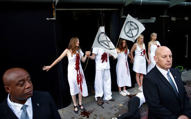 Henry Nicholls/Reuters Ativistas ambientais do grupo Extinction Rebellion fazem protesto na Semana de Moda de Londres.