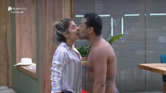 Reprodução/ A Fazenda Phellipe Haagensen beija a ex-bbb Hariany sem permissão em A Fazenda 2019, da Record TV