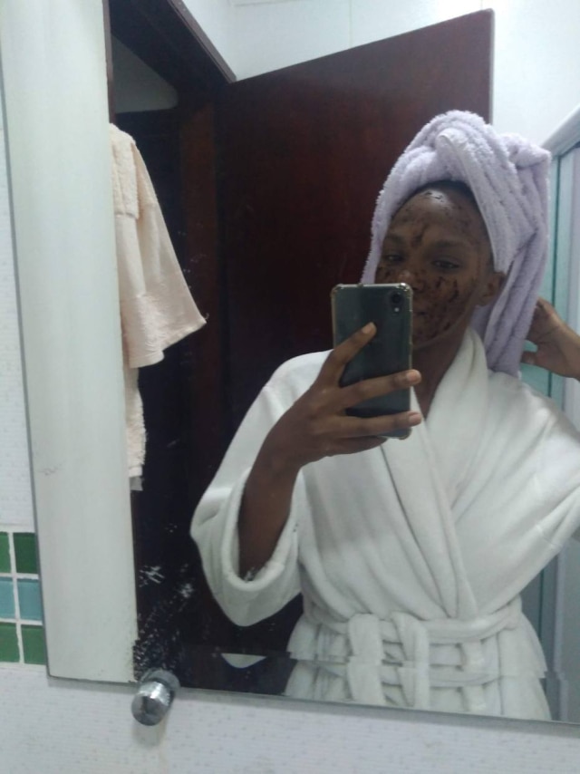 Arquivo pessoal Dara Serrate Dara Serrate, empreendedora, usa borra de café para fazer esfoliação facial