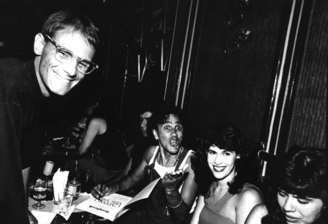 Ana Stewart/ Estadão Os músicos Cazuza e Caetano Veloso e a produtora musical Paula Lavigne, 20/12/1988.
