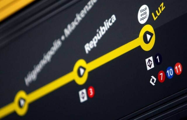 Ernesto Rodrigues/Estadão Com vídeos e cartilhas, ação do Movimento Falar Inspira Vida busca conscientizar sobre depressão em vagão de metrô em São Paulo