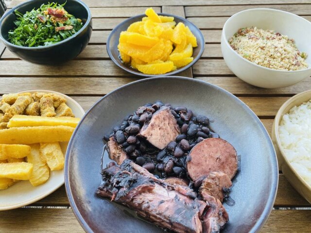 Patrícia Ferraz/Estadão; Cerâmica Muriqui Feijoada completa da Lana em casa