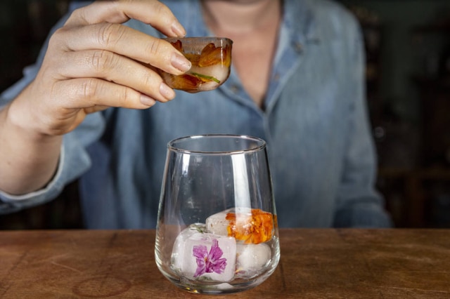 Taba Benedicto/Estadão Jardim no copo. A bartender Neli Pereira, do Espaço Zebra, ensina a decorar drinques com flores congeladas dentro de pedrinhas de gelo.