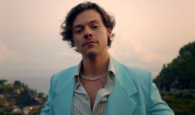 YouTube / Reprodução O cantor Harry Styles no clipe de 'Golden'