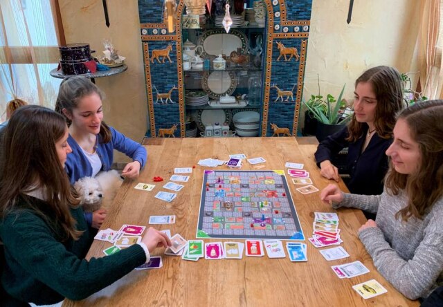 Annkathrin Weiss/Reuters As irmãs Rebecca, Lara, Stella e Sarah Schwaderlapp jogam 'Corona - the rush to the shops', game criado por Lara e Sarah durante o lockdown na Alemanha.