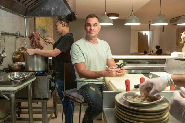 Daniel Teixeira/Estadão O chef Marco Renzetti, do restaurante Fame, adotou a cobrança na hora da reserva para evitar o no show