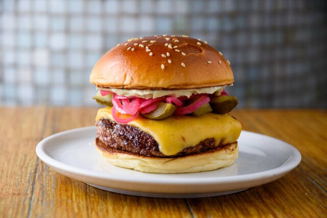 Lucas Terribili Z Deli relança Lamb Burger com novos complementos.