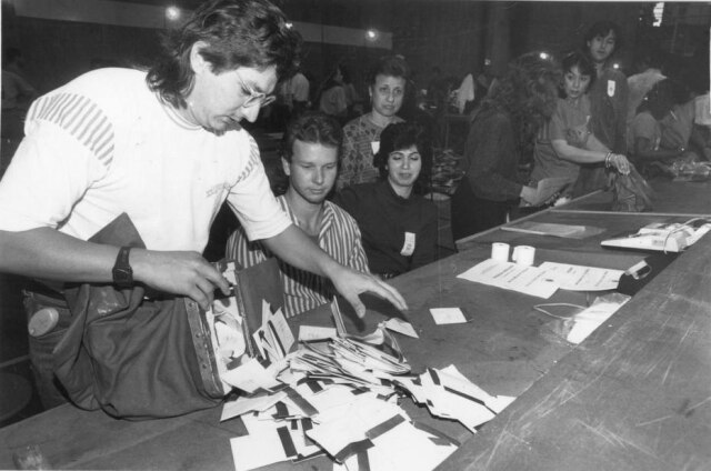 Abertura da primeira urna durante apuração  dos votos do primeiro turno das eleições para o Governo de SP, 1990.