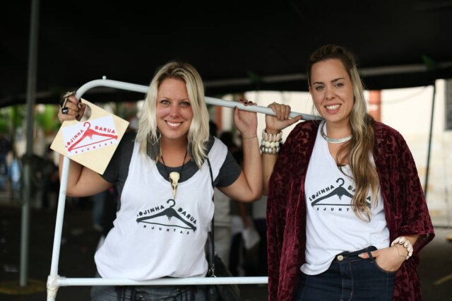 Tiago Queiroz/Estadão As organizadoras da Lojinha, Cristiana Ventura e Marina Pestana: “Ouvir essas histórias e poder ajudar de alguma forma é o que nos motiva a estar aqui”, afirma Marina