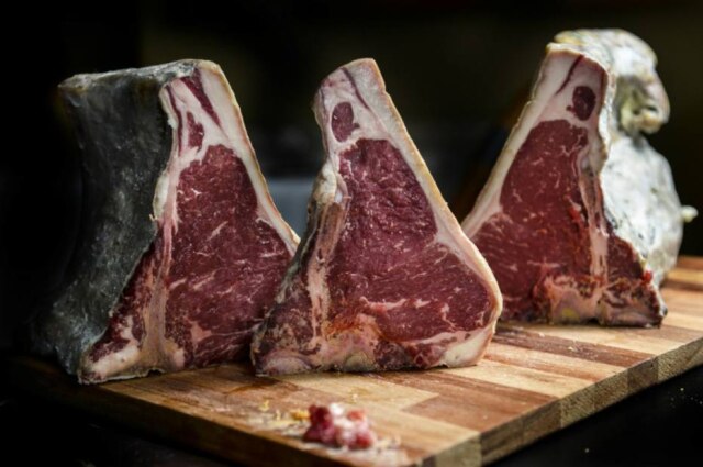 Tadeu Brunelli|Divulgação Carne maturada a seco por cem dias pelo chef Julien Mercier, do Bilboquet