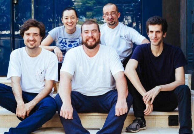Roberto Seba|Divulgação No alto, os chefs Ligia Karasawa (Brace) e Gabriel Matteuzzi, o anfitrião; abaixo, Guilherme Vinha (subchef do Tête-à-Tête), Gabriel Broide (Mina, em Campos do Jordão) e Ivan Ralston (Tuju)