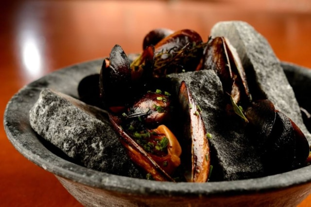 Wellington Nemeth|Estadão No Micaela, o prato de mariscos é um dos muitos servidos na pedra.