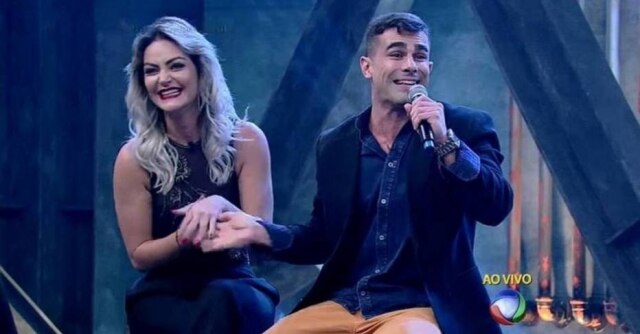 Reprodução/Record Laura Keller e Jorge Souza venceram a primeira edição do reality show 'Power Couple Brasil'