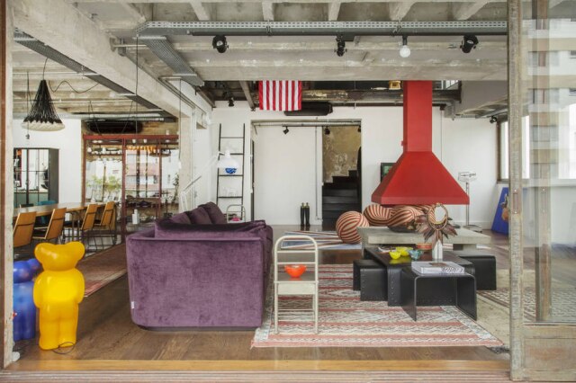 Zeca Wittner/Estadão Dutos para a fiação elétrica ficam expostos e as esquadria de metal foram mantidas sem pintura neste projeto do escritório Drops Arquitetura. O sofá roxo modular é da Flexform; a mesa de centro, da Westwing