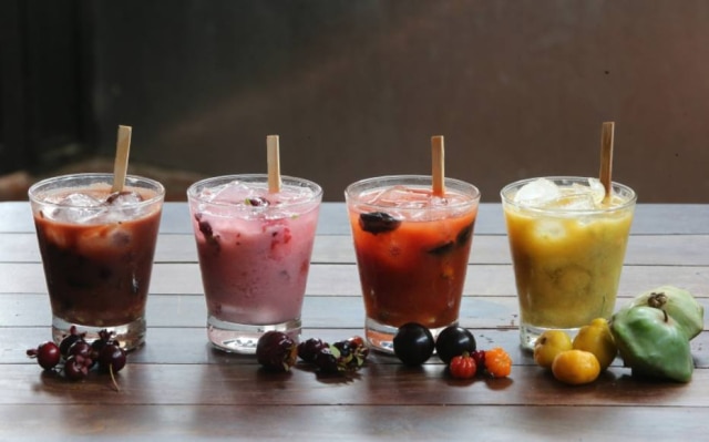 Nilton Fukuda|Estadão Jean Ponce preparou drinques: pitomba com grumixama, cereja do Cerrado, pitanga com jabuticaba, e cambuci com uvaia