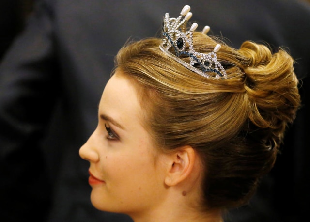 REUTERS/Heinz-Peter Bader Debutante usa a peça de cristais criada pelo designer.