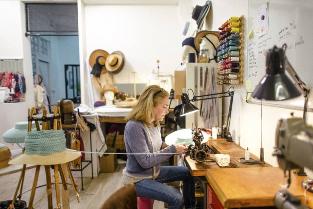 Dmitry Kostyukov/The New York Times Isabelle Luzier, artesã da Mademoiselle Chapeaux.
