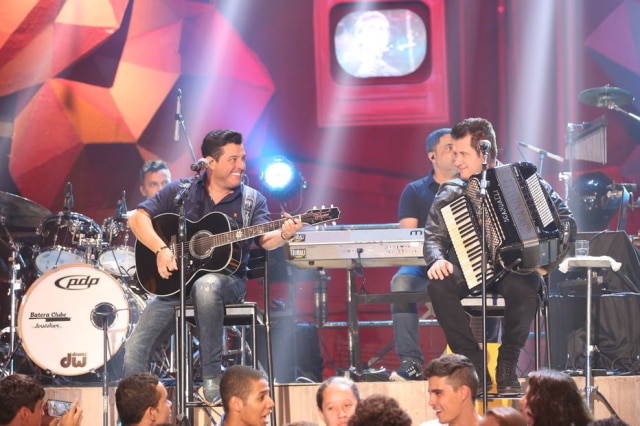 Globo/Carol Caminha Faustão questionou a dupla sobre quem havia escrito a música 'Enquanto Eu Brinco, Cê Chora'