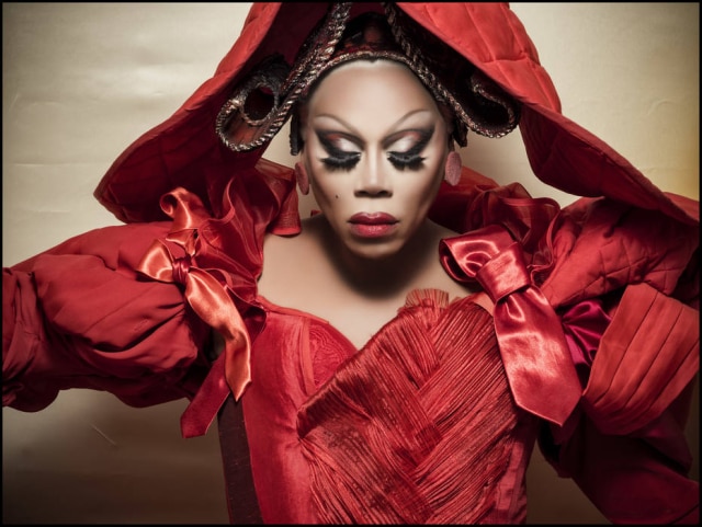 Alessandro Scotti via The New York Times A drag queen RuPaul é a Rainha de Copas no editorial inspirado em 'Alice no País das Maravilhas'