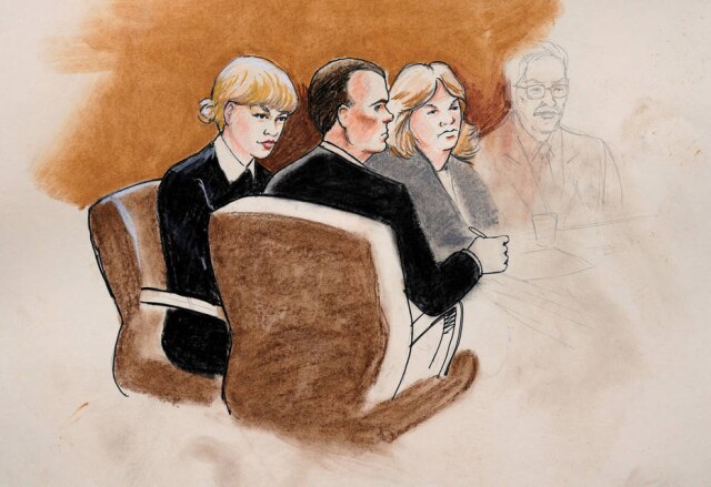 REUTERS/Jeff Kandyba/File Esboço feito pelo artista do tribunal mostra Taylor Swift e seus advogados no Tribunal Federal de Denver em 8 de agosto de 2017.