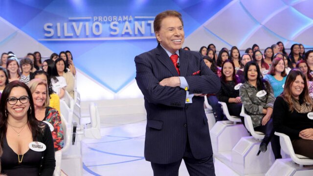 Lourival Ribeiro/SBT/Divulgação O apresentador Luiz Bacci tentou convencer Silvio Santos a entrar nas redes sociais durante uma live que ele fez no Instagram