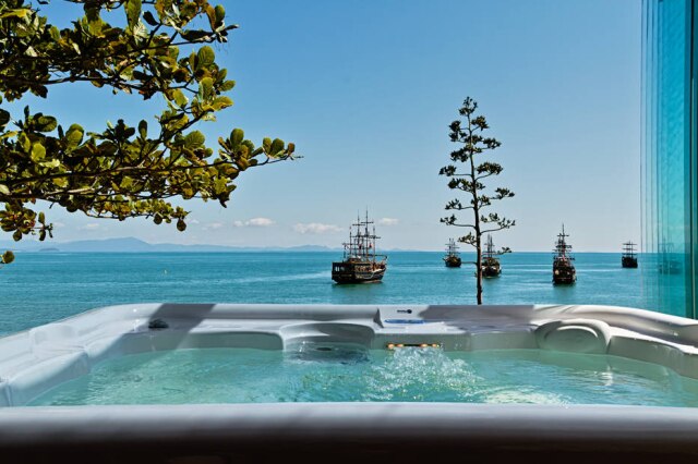 Mariana Boro O um deck com spa, oferece condições ideais de relaxamento, além de vista permanente para o mar