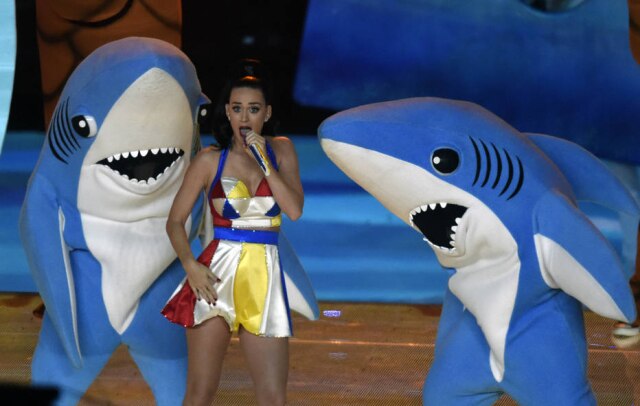 Kirby Lee/USA TODAY Sports A apresentação de Katy Perry no Super Bowl de 2015 ficou marcada pela coreografia desajeitada dos dançarinos vestidos de tubarão