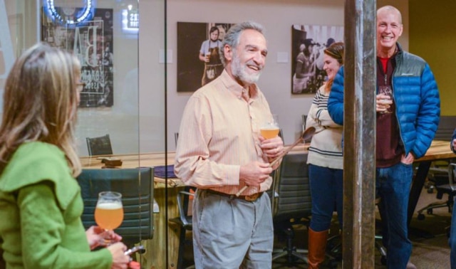 Museu Smithsonian Charlie Papazian e sua colher de pau.