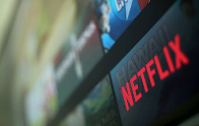 REUTERS/Mike Blake Logo da Netflix em TV