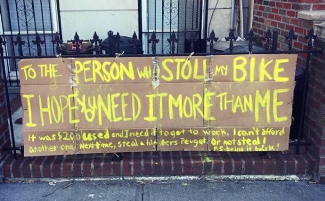 Instagram/@stevenspowers Cartaz com desabafo de mulher após ter tido sua bicicleta roubada criou corrente do bem em Nova York.