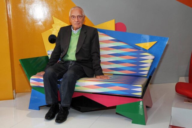 A Lot Of Brasil/Divulgação O designer italiano Alessandro Mendini sentado no sofá Kandissi, de 1979