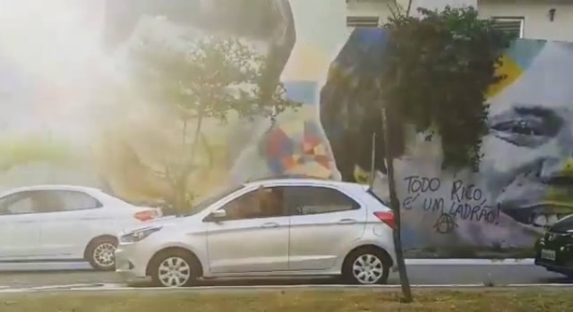 Instagram.com/pauloterraartes Mural foi pichado com a frase 'Todo rico é um ladrão'.