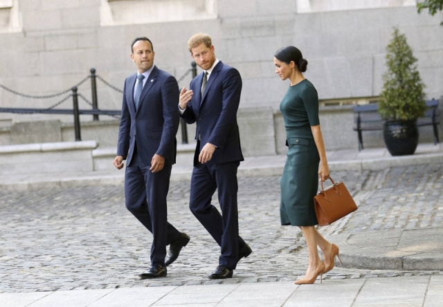AP Photo/Peter Morrison Meghan escolheu o verde, cor oficial da Irlanda, para sua chegada ao país