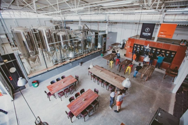 Anna Boga Descolada. Taproom com vista para os tanques