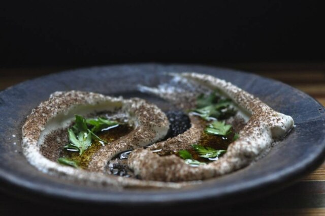 Cibele Lima O kömür, pasta de iogurte com chá lapsang souchong, do Firin Salonu