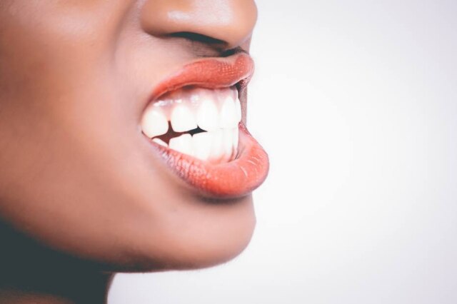 Oleg Magni/Pexels Bruxismo leva ao desgaste dos dentes e, em alguns casos, à fratura.