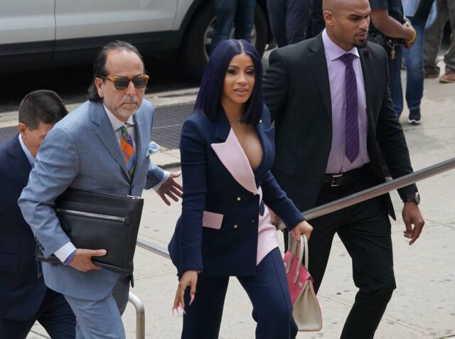 TIMOTHY A. CLARY / AFP Rapper Cardi B chega ao tribunal para responder às acusações de agressão em uma boate.