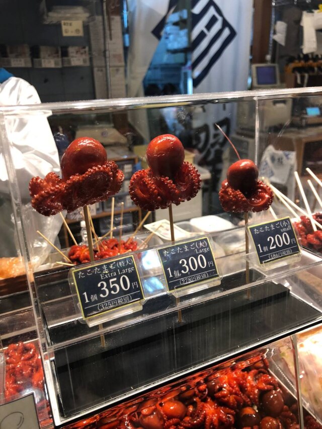 Renata Mesquita/Estadão Nishiki. No mercado de Kyoto são inúmeras barraquinhas de comida de rua. Se tiver coragem, dá para provar algumas, como o minipolvo com ovo de codorna no espeto