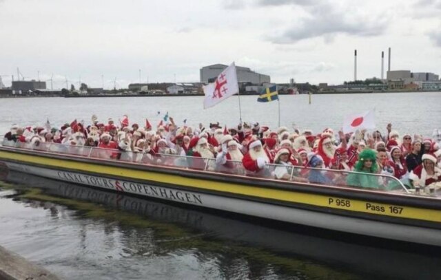 REUTERS/Andreas Mortensen Participantes de congresso de Papai Noel em Copenhague, Dinamarca.